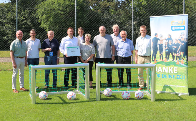 Thomas Habermann (Landrat), Ralph Rautenberg (2. Vorsitzender TSV), Wolfgang Taubert (VEAB), Klaus Graf, Michael Kraus (Bürgermeister), Margit Graf, Rainer Lochmüller (Kreisvorsitzender BFV), Wolfram Raab (Vorsitzender 1. JFG Rhön), Toni Adelhardt (BEAR)