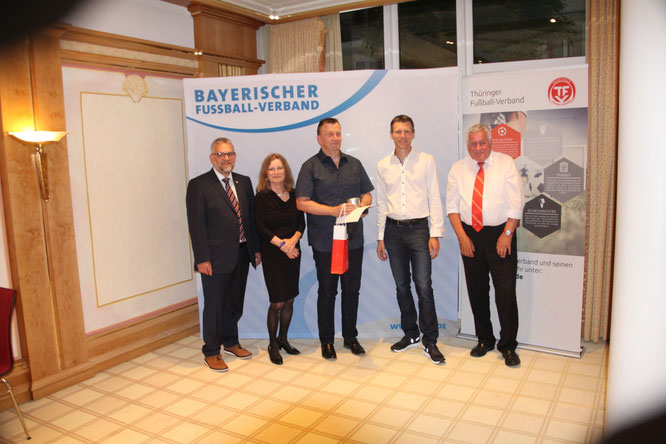 (v.li.) Stefan Merkel (Verbands-Ehrenamtsreferent BFV), Inge Pirner (Vizepräsidentin BFV), Klaus Graf, Benjamin Cortus (Schiedsrichter Fußball Bundesliga), Peter Brenn (Ehrenmitglied TFV)
