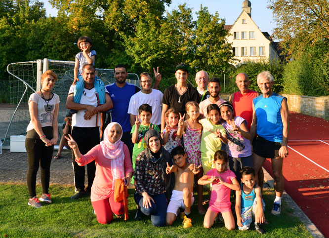 Teilnehmer und Prüfer nach der Leistungsabnahme; Foto: Fred Rautenberg