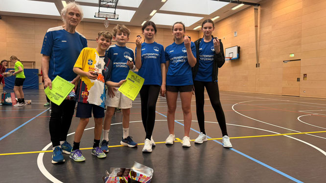 Die Gewinnerstaffel der U14 mit Trainer Dieter Bach. Foto: TSV, Dieter Bach