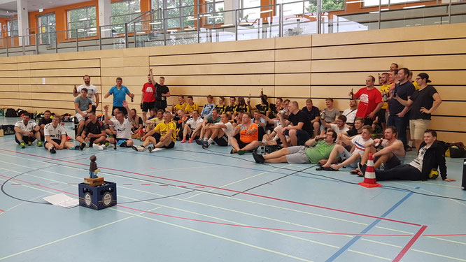Turnierende und warten auf die Siegerehrung. Foto: TSV, Pfeiffer