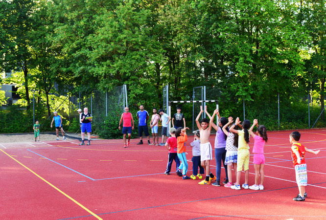 Freudig warten die Kinder auf ihren Weitsprung. Foto: Fred Rautenberg