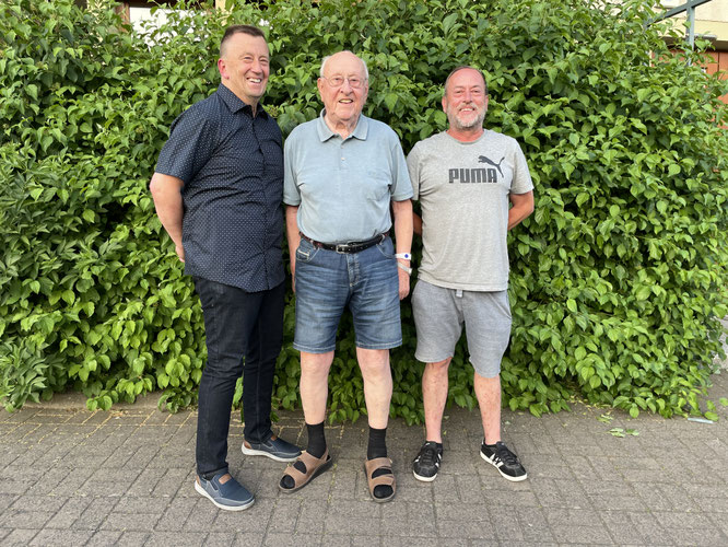 Vorsitzender Klaus Graf dankt den aus ihren Ämtern geschiedenen Rainer Leeb (re.) für seine langjährige Arbeit als Abteilungsleiter und Wolfgang Taubert für Jahrzehnte als Pressewart. Foto: TSV, Heiko Rebhan