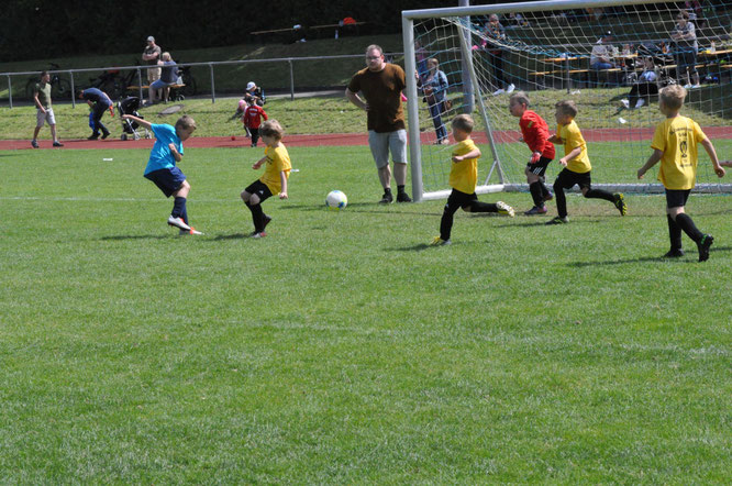 Julian Petzold (links) erzielt hier für die Mellrichstädter Bambini das 5:0 gegen Bastheim.