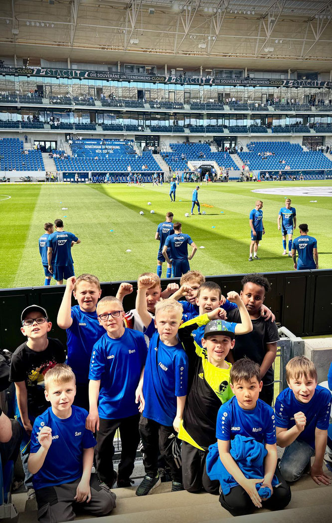 Die Spieler der U9 auf der Fahrt und am/im Stadion. Fotos: TSV