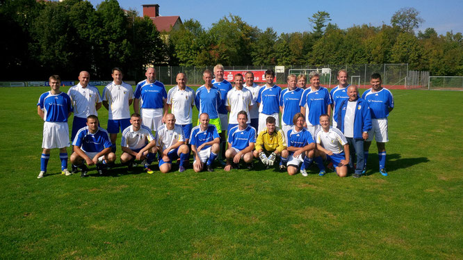 Die Mannschaften des FC Carl Zeiss Jena und des TSV (blaue Trikots)