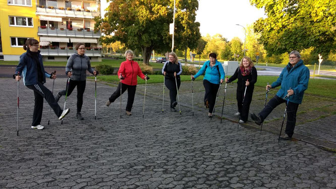 Aufwärmen, bevor es los geht beim Nordic-Walking-Kurs. Bild: TSV