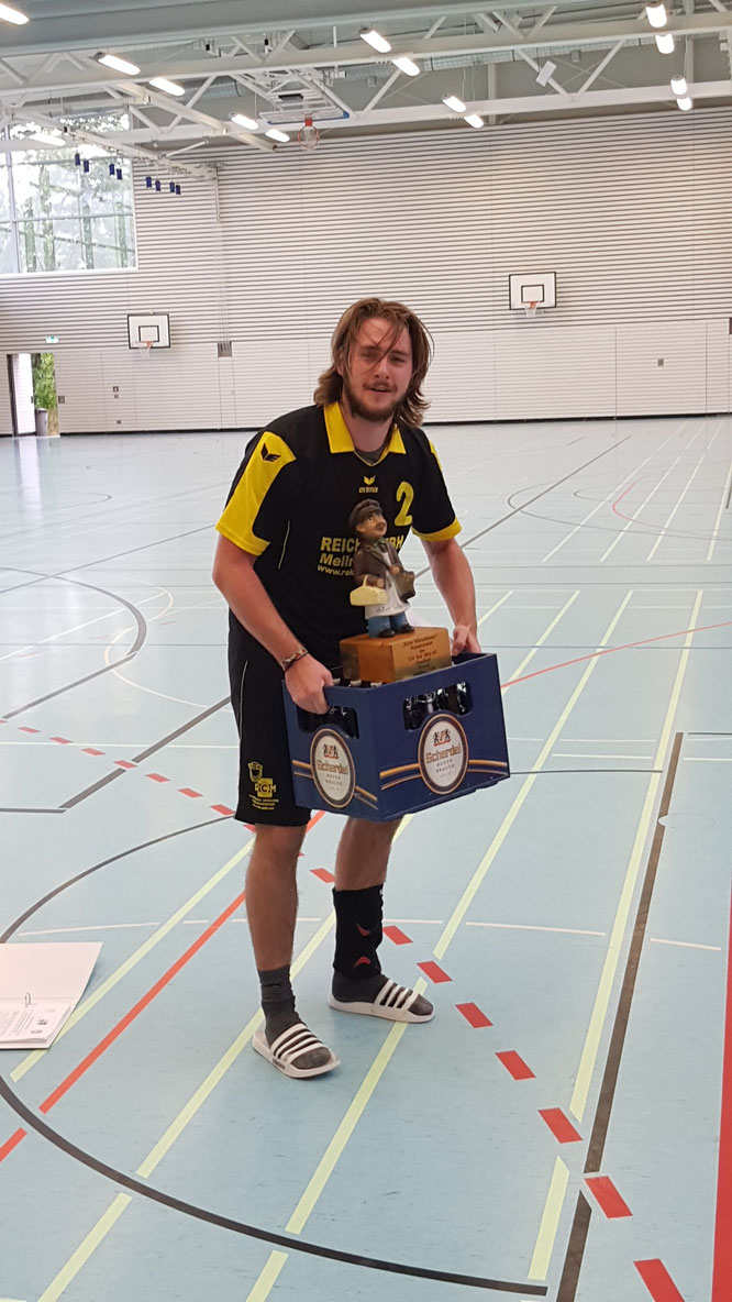 "Coach" Lukas Kupfer mit Pokal und Gewinn. Foto: TSV, Pfeiffer