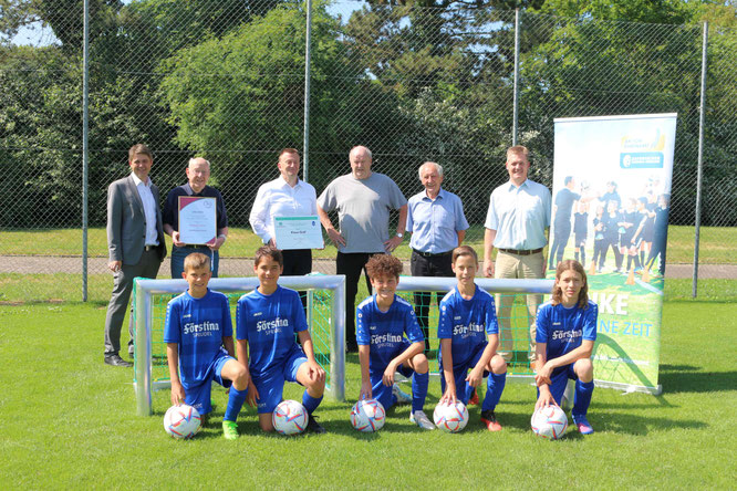 Michael Kraus (Bürgermeister), Wolfgang Taubert (Ehrenvorstand 1. JFG Rhön), Klaus Graf, Rainer Lochmüller (Kreisvorsitzender BFV), Toni Adelhardt (BEAB), Harald Friedrich (KEAB) mit Spielern der D Jugend der 1. JFG Rhön. Fotos: TSV