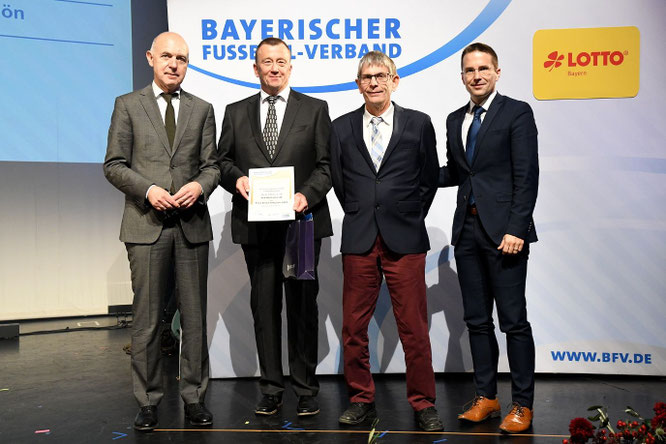 Unser Vorsitzender Klaus Graf zusammen mit DFB-Präsident Bernd Neuendorf (li.), BFV-Präsident Christoph Kern (re.) und Kreisehrenamtsbeauftragtem Klaus Eisenmann. Foto: BFV/Philipp Schmatloch