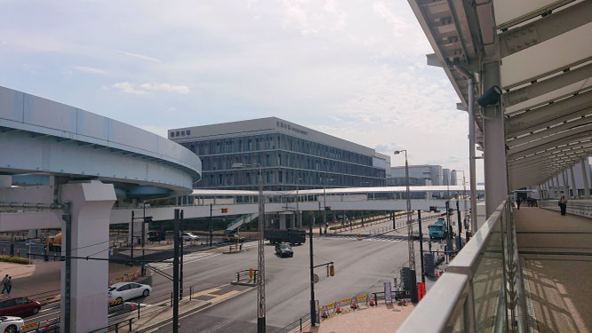ゆりかもめ市場前駅から歩行者デッキで直結している管理施設棟に事務所が入居しています。