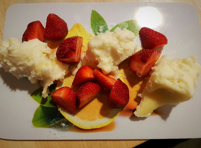 Babytauglicher Grießbrei mit Erdbeeren. Junior hatte großen Spaß - und wir auch (siehe auch mein Beweisfoto im nächsten Abschnitt).