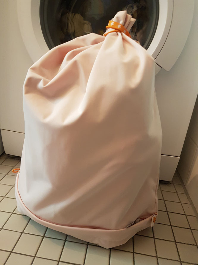 "Foxy Baby" Waschsack vor Waschmaschine auf Berliner Mama-Blog Patschehand.de