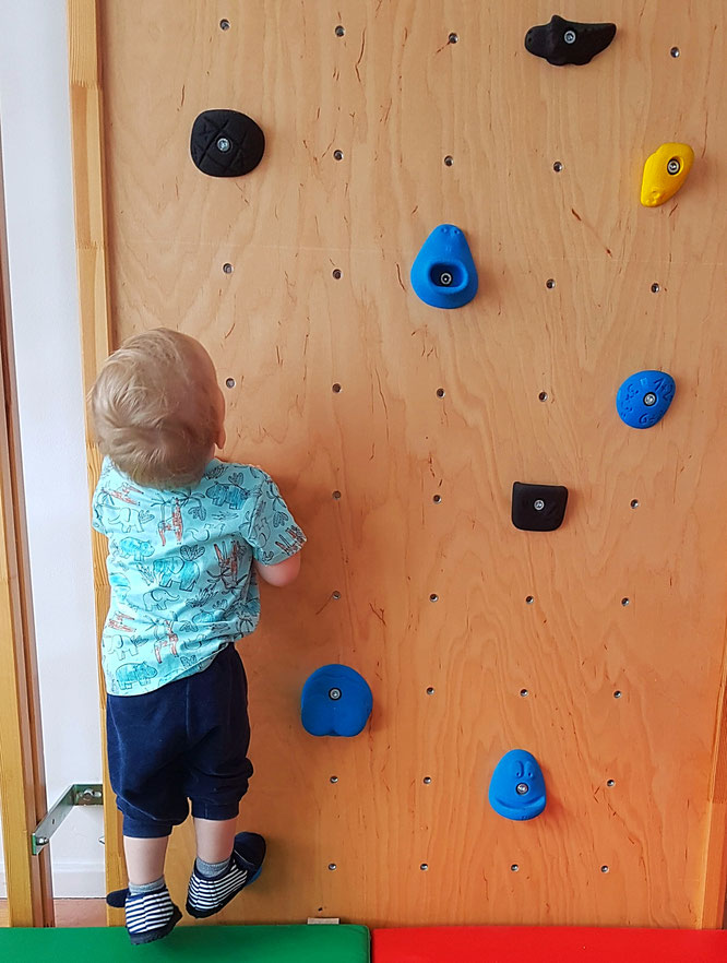 Kleinkind klettert in Kita. Thema Kita, Kinderbetreuung & Eingewöhnung auf Mama-Blog Patschehand.de.