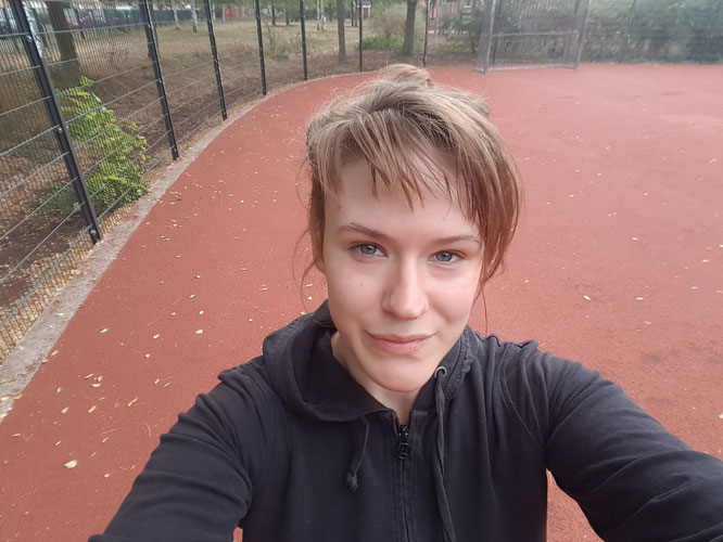 Mama Jana Patschehand auf dem Sportplatz: Arbeit an der Fitness.
