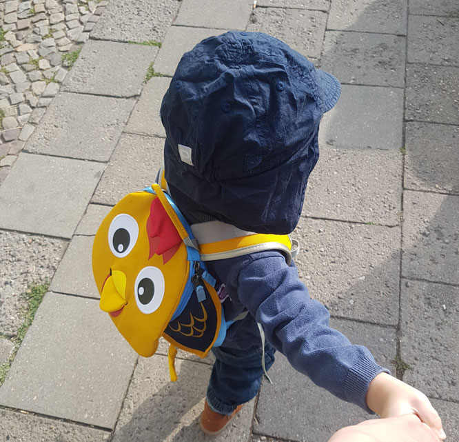 Kleinkind mit Rucksack "Hanno Hahn" von "Affenzahn" im Eingewöhnungs-Tagebuch auf Mama-Blog Patschehand.de