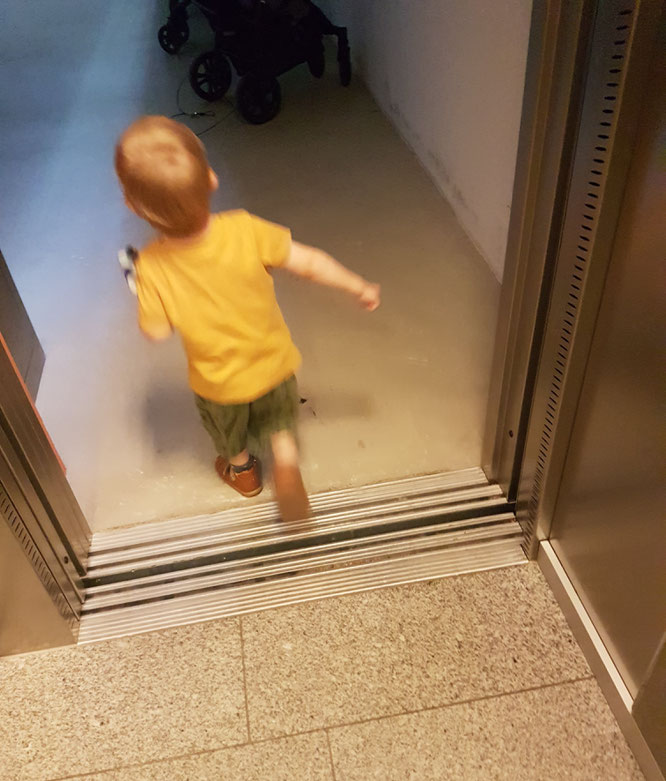 Kleinkind rennt aus dem Fahrstuhl nach Vormittag in der Kita. Kita-Tagebuch über die Eingewöhnung auf Patschehand.de.