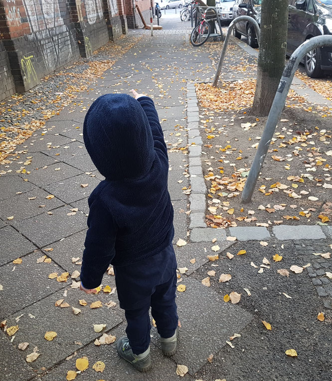 Kleinkind mit Mama-Bloggerin Jana Patschehand zu Fuß auf dem Weg in die Kita.