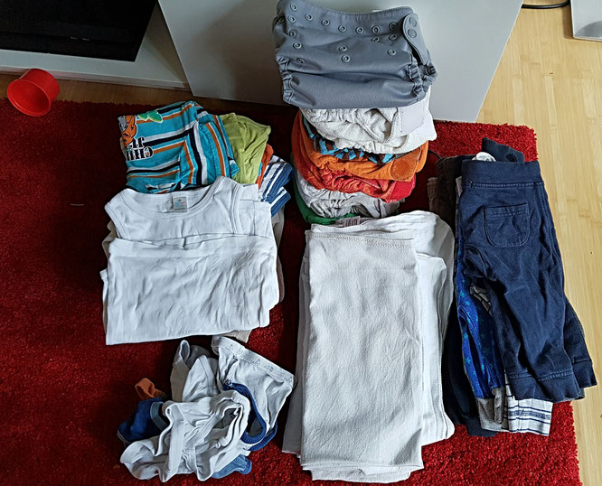 Unumgänglich: Vor dem Reisespaß ist eine Menge zu erledigen. Das Reisegepäck fürs Baby hat natürlich oberste Priorität. Doch mit Bekleidung und Stoffwindeln ist noch längst nicht an alles Wichtige gedacht.