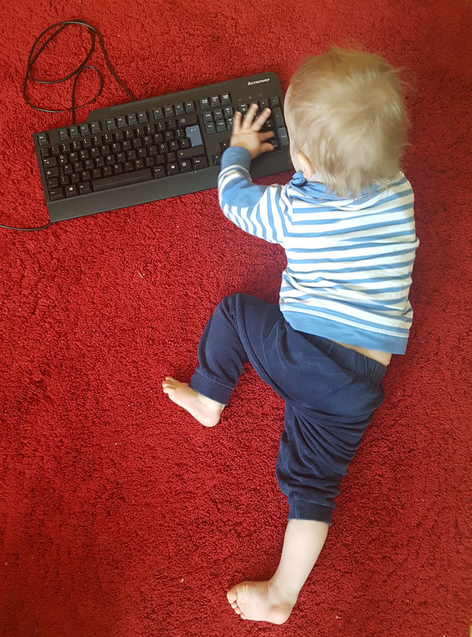 Kleinkind Junior Patschehand spielt an Tastatur. Mama-Blog Patschehand.de
