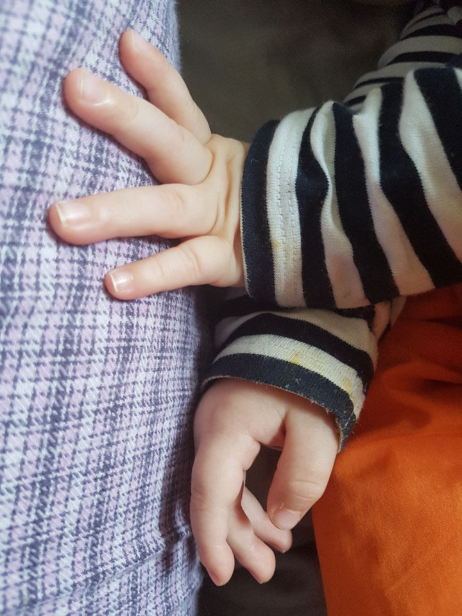 Mama-Blog patschehand.de: Juniors Hände beim Schlafen an Mamas Bein