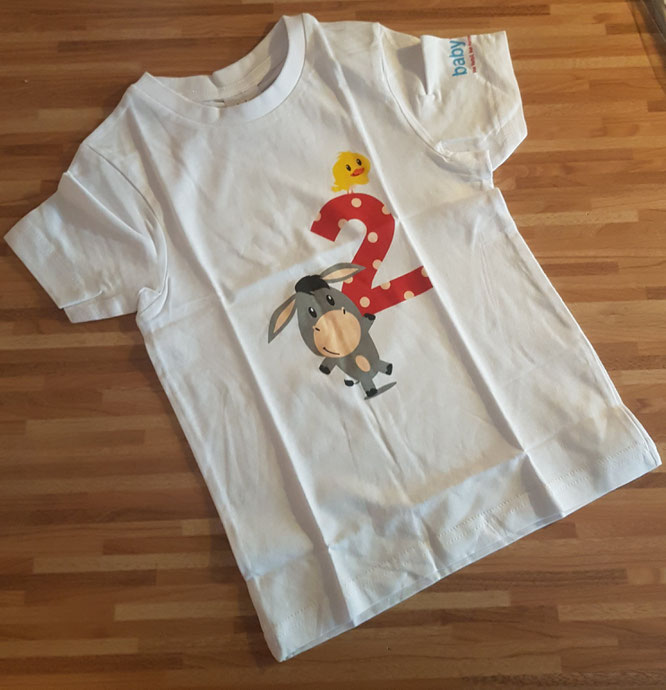 Lohnt sich die Mitgliedschaft in Babyclubs? Geschenk zum zweiten Geburtstag von "Babywelt" ist ein niedliches T-Shirt.