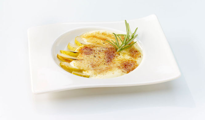 Ziegenfrischkäse-Crème-Brûlée mit Williamsbirne und Rosmarin ©Debic