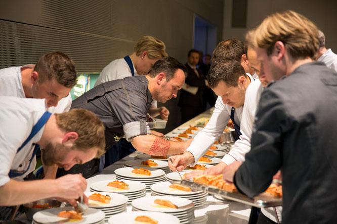 Arrangement von miso mariniertem Wild-Lachs mit Eringi-Pilz von Björn Weissgerber, London. Verleihung des ECKART 2015, BMW Museum ©BMW Group