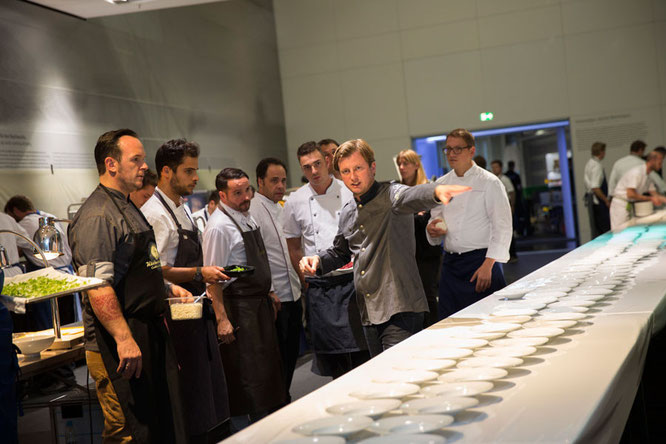 Kevin Fehling bei der Vorbereitung der Vorspeise: Aal und Auster im Yuzu-Apfel-Sud. Verleihung des ECKART 2015, BMW Museum ©BMW Group
