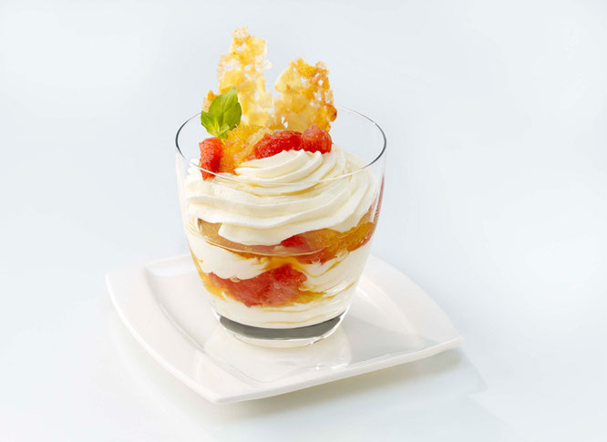 Debic Tiramisù lässt sich in Kombination mit Zitrusfrüchten und Joghurt zu einem frisch-fruchtigem Dessert verarbeiten: Mascarpone-Joghurt-Creme mit Zitrusfrucht-Kompott ©FrieslandCampina Foodservice/Debic