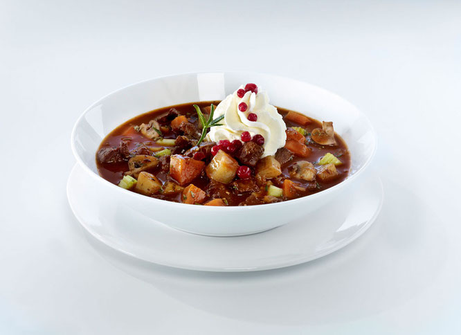 Wildgulaschsuppe mit Preiselbeeren ©FrieslandCampina Foodservice/Debic