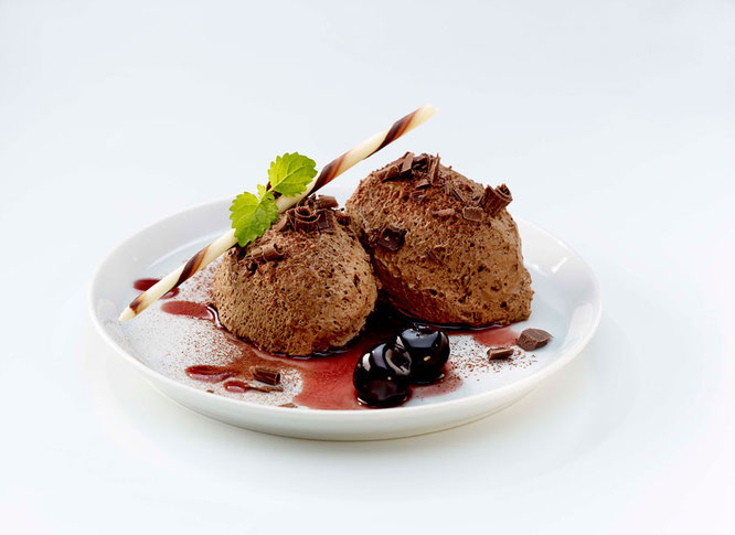 Winterliches Kirsch-Branntwein Mousse au Chocolat ©FrieslandCampina Foodservice/Debic