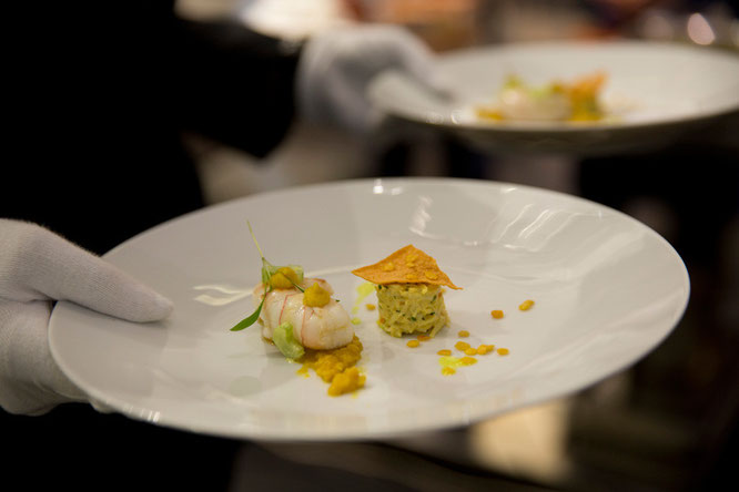 Langustine mit Taschenkrebs, gelbe Linsen, Stangensellerie und Anapurna-Curry von Martin Fauster, München Foto: ©BMW Group