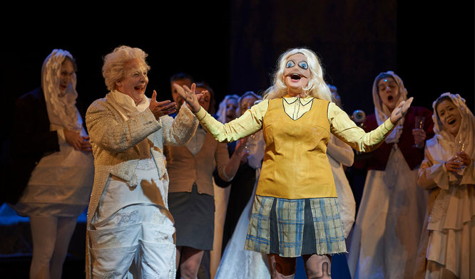 DER NACHTSCHRECK , Oper Wuppertal, Nina Koufochristou , Johannes Grau, Sandra Borgarts,  Herren des  Opernchor, Foto: Uwe Stratmann