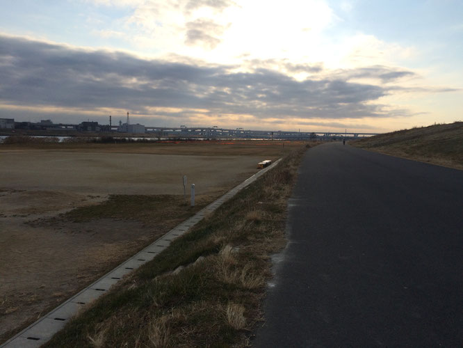 河川敷なので風を遮るものがない。