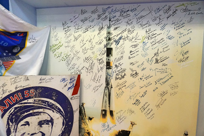 (с) Дамир Байманов. Автографы космонавтов на стене музея и обшивке космического корабля.