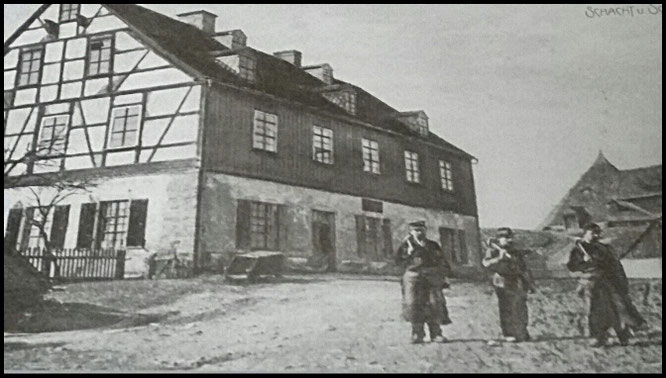 Das Haus in früheren Jahren. Im Hintergrund der Pferdegöpel
