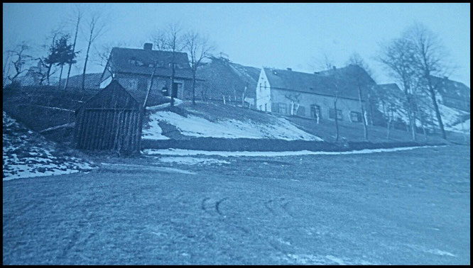 Foto 1931: Zu sehen ist das Mundloch des Griefner Stollen, die FG Morgenstern und ebenfalls das frühere Stickmaschinenhäuschen, rechts oben die FG Sauschwart
