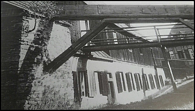 Vom Kunstgraben hergehende hölzerne Konstruktion zur Weiterleitung des Wassers ins Pochwerk