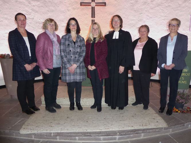 Kirchenvorstand Rattlar (von links nach rechts): Heike Schäfer, Silke Vogel, Margit Leithäuser, Tonja Hochmanski, Pfarrerin Stephanie Stracke, Evemarie Fehlinger, Carola Rieger. 