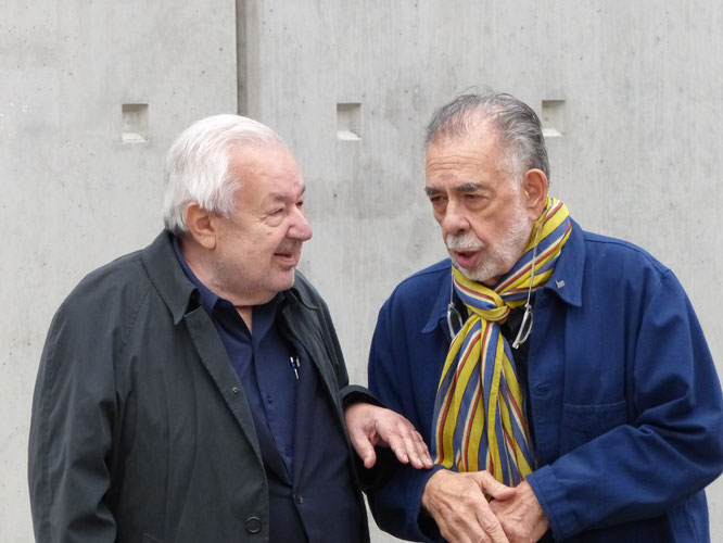 Joli et émouvant moment d'echange entre Paul Rassam et Francis Ford Coppola, lors du tournage de "Sortie des usines Lumière", dirigé par Francis Ford Coppola - Festival Lumière 2019 - Photo © Anik Couble 