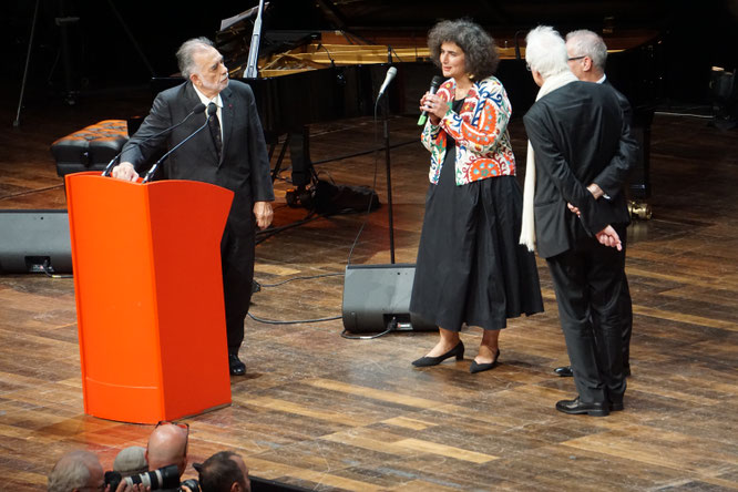 Francis Ford Coppola et Massoumeh Lahidji, la formidable traductrice (qui murmure à l'oreille des cinéastes) lors de la cérémonie de remise son Prix Lumière - Festival Lumière 2019 - Photo © Anik Couble