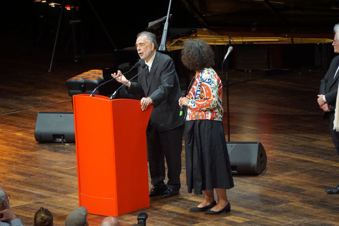 Francis Ford Coppola et Massoumeh Lahidji, la formidable traductrice (qui murmure à l'oreille des cinéastes) lors de la cérémonie de remise son Prix Lumière - Festival Lumière 2019 - Photo © Anik Couble