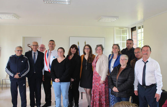 Les bénévoles des associations conviés pour la photo souvenir.