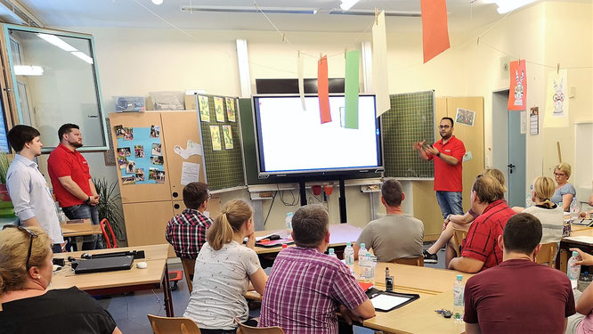 Zu Gast bei der Grundschule Planig: Gökhan Demirdag stellt die Produkte und Services vor, mit denen URANO regionale Schulen bei der Digitalisierung unterstützt.