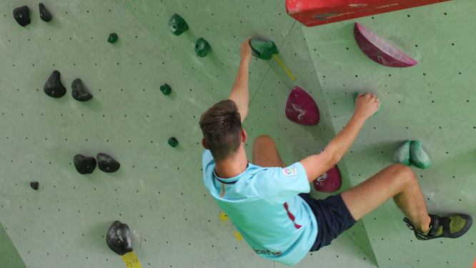 URANO-Azubi Jannik Gerlach klettert in der Bad Kreuznacher Boulderhalle Gravity