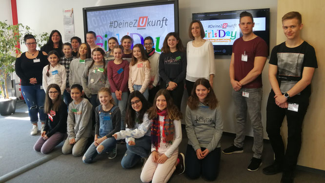 Willkommen bei URANO: Geschäftsführerin Eva Beuscher (3. v. r.) und Elisa Junker (verantwortlich für Ausbildung) begrüßen 18 Mädchen aus Bad Kreuznach und Umgebung zum diesjährigen Girls' Day.
