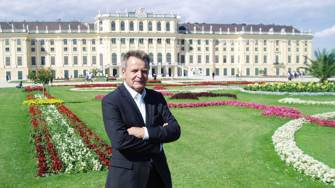 URANO-Niederlassungsleiter Manfred Kramml vor dem Schloss Schönbrunn in Wien