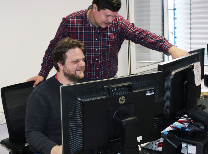 Sind beim IT-Lösungspartner URANO inhaltlich angekommen: Christian Klotz (links) und Emil Arndt. Beide arbeiten als Senior System Engineer. © Brust/URANO