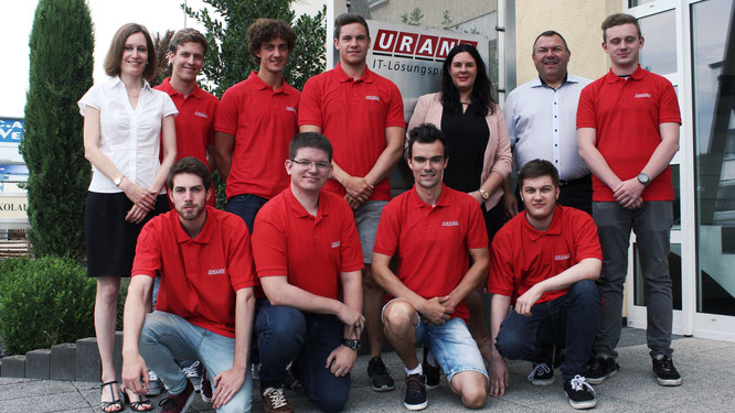 URANO-Geschäftsführerin Eva Beuscher (links), Elisa Junker, bei URANO zuständig für Ausbildung, und HR-Leiter Thomas Bauer heißen die neuen Azubis beim Bad Kreuznacher IT-Lösungspartner willkommen.